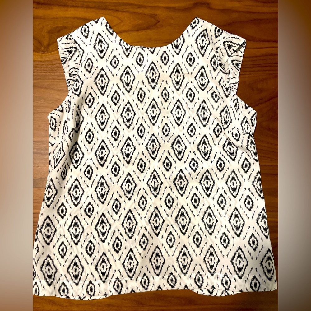 Sleeveless blouse with button back, size md